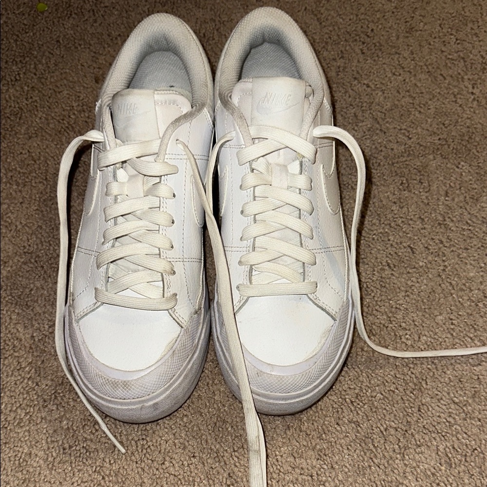 Nike White Classic Sneakers Low-Top Minimalist Design